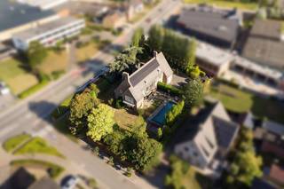 This architect's house by Arthur Degeyter in Zedelgem is a unique opportunity. The interior has been carefully maintained, preserving old elements...