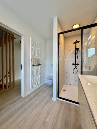 Een energiezuinige thuis met karakter in hartje Heule – EPC A! Stel je voor: thuiskomen in een instapklare, lichtrijke woning waar ruimte, comfort...