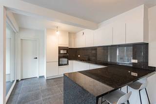Bent u op zoek naar een ruim en lichtrijk appartement in het centrum van Aalst? Dan bent u hier aan het juiste adres. Dit 2-slaapkamerappartement is gelegen op de eerste verdieping en bestaat uit een erg grote leefruimte, een volledig geinstalleerde keuken , apart toilet, wasplaats/berging, ingerichte badkamer ( douche, wastafel en toilet) en een groot overdekt terras. Er is tevens de mogelijkheid tot het aankopen van 1 of 2 garargeboxen aan 35000 euro per box. Grote troef: verkoop onder registratierechten, dus 2% als u geen andere eigendom meer bezit. Topligging nabij het centrum, nabij aansluiting openbaar vervoer, station en winkels.