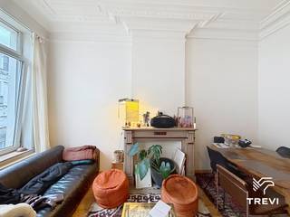 BRUSSEL: Gelegen nabij het Warandepark en verschillende openbaarvervoersmogelijkheden, appartement met 1 slaapkamer van ±50 m² op de 2e verdieping zonder lift. Het appartement bestaat uit een inkomhal, slaapkamer ±13 m², woonkamer ±17 m², noordwestgericht balkon, volledig uitgeruste keuken (oven, kookplaat, dampkap en vaatwasser), badkamer met toilet en kelder. Kosten: voorschot van 150€/maand, inclusief de gemeenschappelijke delen, warm water en verwarming. EPC: G Beschikbaar vanaf 01/11/2026<br /><br />
<p><u>Op de 2e verdieping zonder lift:</u></p>
<ul>
<li>Inkomhal</li>
<li>Slaapkamer ±13 m²</li>
<li>Woonkamer ±17 m²</li>
<li>Noordwestgericht balkon</li>
<li>Volledig uitgeruste keuken (oven, kookplaat, dampkap en vaatwasser)</li>
<li>Badkamer met toilet</li>
<li>Kelder</li>
</ul>