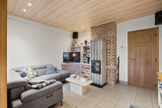 <p>Op zoek naar een verzorgde rijwoning in een rustige en groene omgeving in Ruddervoorde? Deze aangename gezinswoning combineert een praktische indeling met drie slaapkamers, een ruime tuin en een energiezuinig EPC-label B.</p><p>Via de inkomhal komt u binnen in de woning, waar u ook het gastentoilet vindt. De gezellige zithoek loopt over in een praktische bureauruimte en sluit aan op de eetkamer. Aansluitend bevindt zich de keuken, die rechtstreeks toegang biedt tot de ruime tuin. Hier geniet u volop van rust, privacy en een prachtig zicht op de achterliggende velden. De tuin is bovendien ook langs de achterzijde bereikbaar.</p><p>Op de eerste verdieping bevinden zich drie slaapkamers en een badkamer met douchecabine. Extra bergruimte vindt u op de zolder. De inpandige garage zorgt voor bijkomend comfort en praktische opbergruimte.</p><p>Met zonnepanelen en een thuisbatterij beschikt deze woning over een gunstig EPC-label B, waardoor er geen energetische renovatieverplichting geldt. De combinatie van de rustige ligging, het uitzicht over de velden, de ruime tuin, drie slaapkamers en inpandige garage maakt dit een interessante gezinswoning met heel wat mogelijkheden.</p><p>Interesse?</p>