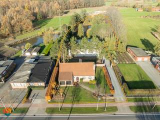 Op een uitstekende locatie te Putte (Peulis) bevindt zich deze te renoveren woning met 4 slaapkamers en ruim magazijn van 360m² op een groen...