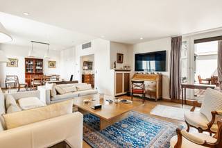 <p><span>Ervaar wonen op het allerhoogste niveau. Op de hoogste verdieping (verd13) van dit prima onderhouden gebouw bevindt zich dit instapklare penthouse met een stijlvolle en uiterst comfortabele afwerkingsgraad. Ca 180 m² bewoonbare opp. met prachtige terrassen rondom met weids zicht tot Brussel & Antwerpen. Van alle ruimtes hebt u zicht & acces naar de terrassen rondom De leef-en eetruimte is met parket en inbouwkasten afgewerkt. De volledig ingerichte keuken brengt u naar een ruim terras waar je tal van mensen kunt uitnodigen. De eerste slkm bevindt zich vooraan en bevat een bureel en inbouwkasten. Op de gang treffen we de gastentoiilet vestiarekast en een mooie douchekamer met de wasmachines. Achteraan is thans een grote masterbedroom met dressingkasten (vroeger waren dit 2slk) met een eigen badkamer. Inbouw airconditioning en dubbele beglazing rondom. Ondergrondse kelderberging en staanplaats inbegrepen. Onmiddellijk beschikbaar! </span></p><p><span> </span></p><p><span>* daken, terrassen en esplanade werden vernieuwd</span></p><p><span>* parket & airconditioning op de meeste plaatsen</span></p><p><span>* stijlvolle afwerkingsgraad</span></p><p><span>* Instapklare toestand!</span></p>