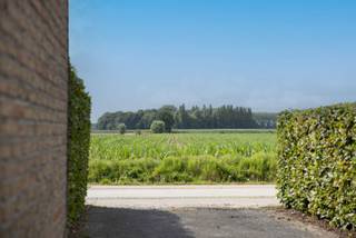 Landelijk gelegen open bebouwing op 800m² met op het gelijkvloers inkomhal, living, keuken met dubbele spoelbak, keramische kookplaat,...
