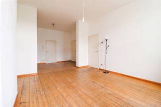 <span><span><span><span>Vivre dans un endroit de choix à Anvers ?</span></span></span></span><br /><br /><span><span><span><span>L'appartement est situé dans la Nationalestraat, à la frontière du centre historique et du quartier Sint-Andries. Il est entouré de restaurants agréables, de bars branchés et de plusieurs supermarchés. Directement sur les principales voies d'accès, le Ring d'Anvers et les transports en commun. Vélostation accessible à pied.</span></span></span></span><br /><br /><span><span><span><span>- Appartement de 1 chambre à coucher</span></span></span></span><br /><span><span><span><span>- Directement disponible</span></span></span></span><br /><span><span><span><span>- Situation privilégiée</span></span></span></span><br /><br /><span><span><span><span>L'appartement de 62 m² est situé au<sup>3ème</sup> et plus haut étage et est accessible par des escaliers. Vous entrez par l'espace de vie spacieux et ensoleillé, divisé en un salon et une salle à manger, suivi d'une cuisine séparée, équipée d'appareils électroménagers. Au calme, à l'arrière de l'appartement, se trouve la chambre à coucher. La salle de bains est équipée d'une douche, d'un lavabo et de toilettes.</span></span></span></span><br /><br /><span><span><span><span>Charges communes : 50 euros/mois (électricité pour les parties communes et consommation d'eau privée).</span></span></span></span><br /><span><span><span><span>Les charges (énergie) sont mesurées individuellement et sont à la charge du locataire.</span></span></span></span><br /><br /><span><span><span><span>Intéressé(e) ? Remplissez vos coordonnées en bas de l'annonce sur notre site https://www.sinjoor.be. Le gestionnaire du dossier vous contactera dans les plus brefs délais.</span></span></span></span>
