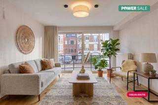 Goed onderhouden 2-slaapkamerappartement te koop te Blankenberge.<br />Dit appartement in de residentiële 'Orion' in de Marie-Josélaan is gelegen op wandelafstand van de Zeedijk, het strand en het centrum van Blankenberge. Dit appartement is een ideale aankoop voor zowel als vaste woonst, tweede verblijf of een slimme investering met verhuurpotentieel.<br /><br />De lichtrijke leefruimte is perfect in te richten met een aparte zit- en eethoek. Aansluitend vindt u de halfopen keuken die is voorzien van de nodige toestellen.<br /><br />Het appartement biedt twee volwaardige slaapkamers en een badkamer ingericht met een wastafel en een douche. Het gebouw is goed onderhouden met een nette inkomhal en een vernieuwde lift. Dit appartement wordt verkocht met een conform elektriciteitskeuring. Mogelijkheid tot aankoop garagebox gelegen op het gelijkvloers in het gebouw.<br /><br />Wens je meer informatie of een bezoek aan dit appartement te koop? Contacteer dan Céline Desmet op het nummer 0472 18 38 50 of per mail via celine.desmet@dewaele.com<br /><br /><br />De eigendom wordt aangeboden via de Power-sale formule. Op 05/09/2026 tussen 10:00 en 12:00 kan u de woning op afspraak komen bezichtigen en een bod uitbrengen. De vermelde prijs is een instelprijs. Voor meer info, gelieve contact op te nemen met de dossierverantwoordelijke.<br /><br />Deze AI-visualisaties zijn bedoeld als inspiratie. Er werd geen rekening gehouden met technische specificaties, stedenbouwkundige voorschriften of de concrete mogelijkheden tot realisatie.