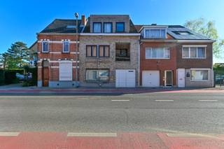 Het app op het glv is 107,25 m2 m2+ terras en heeft volgende indeling:  living 27m2, aparte kkn met toest...