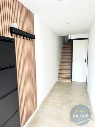 Stadswoning met karakter, comfort én potentieel - op een toplocatie! <br /><br />Wonen op in hartje centrum, in een gezellige stadsomgeving waar alles dichtbij is? <br />Deze charmante stadswoning biedt precies dat: een sterke basis, praktische ruimtes en mogelijkheden om verder naar eigen smaak te verfijnen. <br /><br />Bij het binnenkomen valt meteen de frisse inkomhal op die de woning een verzorgde eerste indruk geeft. <br />Gastentoilet in de hal. <br />Lichtrijke woonkamer waar een warme en gezellige sfeer heerst. <br />Aansluitend bevindt zich de perfect ingerichte keuken met hoogwaardige toestellen (Miele).  Een echte troef voor wie graag kookt en houdt van kwaliteit.<br />Praktisch ingericht en voorzien van heel veel opbergruimte. <br /><br />Achteraan ligt een knusse stadskoer, perfect voor een rustig koffiemoment, een aperitief in de zon of een klein groen hoekje midden in de stad. <br /><br />Ook praktisch scoort deze woning goed met een handige berging en een kelder, die extra opslagruimte bieden. <br /><br />Op de verdieping zijn twee kamers: <br />- een aangename slaapkamer aan de staatzijde waar je via de twee ramen veel licht binnen trekt<br />- een binnenkamer die perfect kan dienen als bureau, dressing of hobbykamer<br /><br />Voeg hier nog de prima ingerichte badkamer bij. Voorzien van een ruim lavabomeubel en een knappe inloopdouche en een toilet. <br />De jacuzzi werd al geplaatst maar moet nog verder afgewerkt worden. <br /><br />Daarnaast biedt de woning extra potentieel met de dakverdieping die nog volledig naar eigen wens af te werken is. <br />Dit geeft de kopers de kans om naar eigensmaak extra ruimte te creëren. <br /><br />EPC E - mits het plaatsen van de dakisolatie (reeds in de woning aanwezig) een EPC B te bekomen. <br /><br />Een ideale woning voor starters, stadsliefhebbers of investeerders die ene solide basis zoeken met groeimogelijkheden. <br /><br /> 