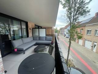 Appartement op de 1ste verdieping (met lift) en omvattende een inkomhal, aparte toilet, berging/technische ruimte, open keuken en woonkamer...