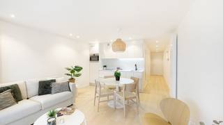 Topper: dit volledig smaakvol vernieuwd  appartement is gelegen op een vijfde verdieping aan Heldenplein met mooi open zicht over nieuw...