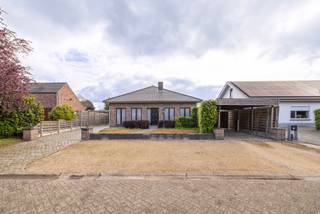 Goed onderhouden laagbouwwoning met 3 slaapkamers, garage en omheinde tuin, gelegen in een rustige buurt doch zeer centraal. <br /><br />Indeling: inkomhal; woonkamer met vele glaspartijen en gezellige houthaard; ruime keuken met zicht op de tuin; aanpalende berging; nachthal; 3 slaapkamers; apart toilet; betegelde badkamer bevat toilet, douche in bad en dubbele lavabo; <br /><br />1V: uittrekbare trap naar de zolder, momenteel ingericht als studio met verwarming. <br /><br />Oprit vooraan met 2x carport; keuken geeft toegang tot een gezellig overdekt terras (2015); garage met automatische poort en voorziening voor WM/DK; volledig omheinde tuin met tuinhuis en bergingen. <br /><br />Algemeen: <br />- EPC label D (geen renovatieplicht) <br />- CV op stookolie met ketel van 2021) <br />- Dak gerenoveerd en geïsoleerd in 2005 <br />- Cetrale ligging nabij scholen, winkels, autostrades, etc.<br /><br />Bekijk zeker de 360° rondgang via onze website (+ mogelijkheid tot opmeten en ontmeubelen).<br />Alle attesten zijn beschikbaar onderaan op onze website. <br />Voor meer info of een bezoek: 0472 22 22 44 of thanee@solittvastgoed.be.