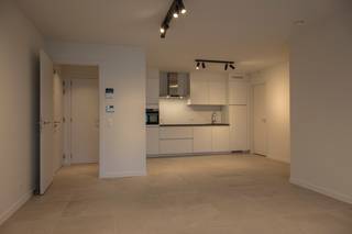 <p>Ontdek dit prachtige nieuwbouwappartement op het gelijkvloers van de groene nieuwbouwsite Villa Alixe in Lokeren! Het appartement combineert een hoogwaardige afwerking met hedendaags wooncomfort, moderne voorzieningen en een uitstekende energiezuinigheid.</p><p>Bij het binnenkomen word je verwelkomd in de inkomhal met gastentoilet. De volledig geïnstalleerde open keuken sluit naadloos aan op de lichtrijke leefruimte, waar de grote raampartijen zorgen voor een aangename natuurlijke lichtinval en een mooie verbinding met het aansluitende terras. Verder beschikt het appartement over een praktische berging, een nachthal, twee volwaardige slaapkamers en een ruime badkamer met douchebad en dubbele wastafel. Dankzij het aanwezige systeem kan het appartement zowel verwarmd als gekoeld worden, waardoor je het hele jaar door geniet van een aangenaam binnenklimaat. Bovendien is het appartement uitgerust met een alarmsysteem en individuele zonnepanelen.</p><p>Met een EPC-label A en ventilatiesysteem D geniet je van een bijzonder energiezuinige woonomgeving. Ook de ligging is een absolute troef: de groene site bevindt zich vlak bij het openbaar vervoer, winkels en het centrum van Lokeren. Dankzij de vlotte verbinding met verschillende belangrijke invalswegen en snelwegen bereik je de kust in ongeveer een uur. Ook steden zoals Antwerpen, Gent en Brussel zijn zowel met de wagen als met de trein vlot bereikbaar.</p><p>Parkeren in de Oeverparkdreef is mogelijk met de correcte bewonerskaart. Bovendien is er in de ondergrondse garage een fietsenstalling voorzien, die gemakkelijk bereikbaar is via een fietslift of via gewone toegang.</p><p>De huurprijs bedraagt € 1.100 per maand, aangevuld met € 80 gemeenschappelijke kosten. Het appartement is onmiddellijk beschikbaar.</p><p>Ben je op zoek naar een modern, hoogwaardig afgewerkt en energiezuinig appartement op een uitstekende locatie? Neem dan snel contact op voor een bezoek!</p>
