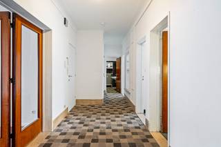 Bent u op zoek naar een ruim gelijkvloers appartement met een grote tuin? Dan is dit appartement zeker een bezoek waard. Met drie volwaardige slaapkamers, een privatieve garage en een EPC-label C biedt deze woning tal van mogelijkheden voor gezinnen, koppels of wie comfortabel gelijkvloers wil wonen.<br /><br />De inkomhal met berging/vestiaire geeft toegang tot de lichtrijke woonkamer, afgewerkt met parket en voorzien van een sierhaard. De functionele keuken is uitgerust met een gasfornuis, oven, dampkap en spoelbak en biedt directe toegang tot het terras en de ruime tuin van maar liefst 174 m².<br /><br />Het appartement beschikt over drie slaapkamers van 11 m², 13 m² en 17,5 m². Eén slaapkamer geeft rechtstreeks uit op de tuin, terwijl de grootste slaapkamer aansluit op de badkamer. De badkamer is uitgerust met een ligbad, douche en dubbele lavabo. Verder is er een apart toilet.<br /><br />Een extra troef is de privatieve garage, die verplicht mee aan te kopen is voor € 40.000 en zorgt voor een comfortabele parkeer- en opbergmogelijkheid.<br /><br />Dankzij de centrale ligging bevinden winkels, scholen, openbaar vervoer en belangrijke invalswegen zich in de onmiddellijke omgeving. Ook verschillende parken en recreatiemogelijkheden liggen vlakbij.<br /><br />Pluspunten: <br />- Gelijkvloers appartement<br />- 3 slaapkamers<br />- Tuin van ca. 174 m² en terras<br />- Privatieve garage (44m²)<br />- EPC C<br />- Centrale en vlot bereikbare ligging<br /><br />Voor meer informatie of een afspraak ter plaatse, aarzel niet ons te contacteren. Wij zijn bereikbaar via het nummer 03 337 50 70 of info@vbvastgoed.be.