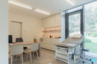 Deze moderne praktijkruimte van ca. 94 m² (volgens indiciatieve opmetingen) geniet van een zeer centrale ligging, voldoende parkeergelegenheid en...