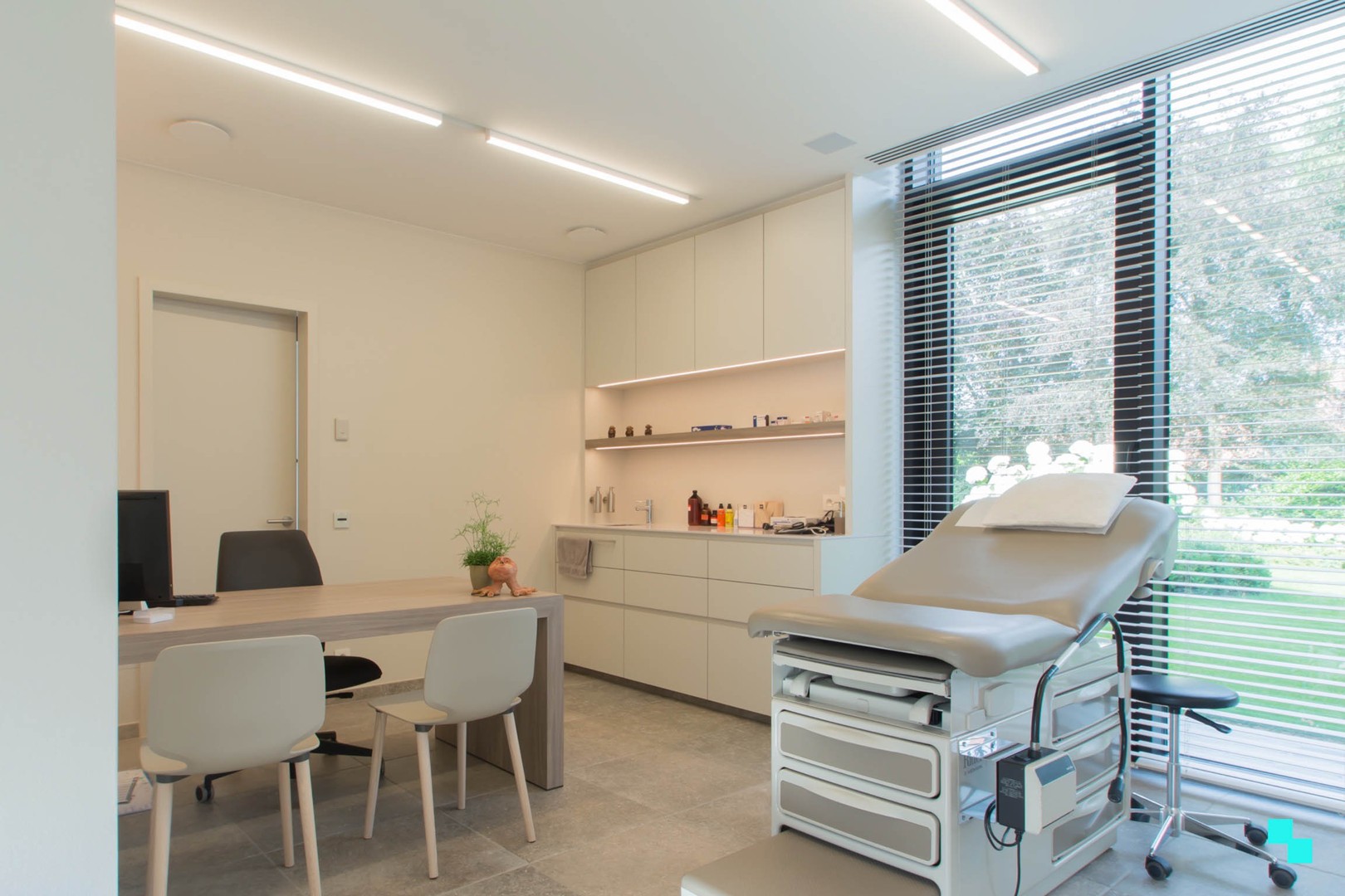 Moderne praktijkruimte met twee private parkeerplaatsen - foto 2