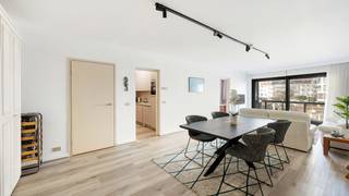 Cet appartement meublé, agréable et lumineux, dispose d'un spacieux salon offrant une magnifique vue dégagée sur la place Matuvup. La cuisine séparée est aménagée de manière pratique et s'intègre harmonieusement à l'espace de vie. L'appartement comprend également une chambre spacieuse, une salle de bains avec douche et WC, ainsi que des toilettes séparées pour les invités dans le couloir. Possibilité de déplier un lit double dans l'espace de vie.<br />Un logement confortable et charmant, idéal pour ceux qui recherchent un appartement agréable dans un cadre agréable.<br />Certificat de performance énergétique (EPC) en cours de demande.