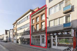 Zoekt u een strategische investering of een combinatie van werken en wonen? Dit karaktervolle gebouw uit 1850 werd in 2018 volledig gerenoveerd. Gelegen in de bruisende Sint-Katelijnestraat, geniet dit vastgoed van een uitstekende visibiliteit nabij de Sint-Katelijnekerk en de Vismarkt in Mechelen.Het pand is vergund als handelsgelijkvloers met woonst. Met een gunstig EPC-label C en een asbestveilig attest is dit een zorgeloze opportuniteit voor wie kwalitatief vastgoed wil kopen.De indeling van dit pand in Mechelen is als volgt:Handelsgelijkvloers: - Gemeenschappelijke gang- Trappenhal- Ruime winkelruimte van 51 vierkante meter- Overdekte binnenplaats en toilet. Inclusief een ruim achterhuis (gelijkvloers, verdieping en zolder) voor opslag of bureaus.Eerste verdieping: - leefruimte, open keuken- badkamer- gastentoilet- twee slaapkamers (15 m² en 6 m²)Tweede verdieping: - 3 slaapkamers (24 m², 15 m² en 6 m²)- douchekamer- toiletTroeven en ligging:- Toplocatie: In een karaktervolle straat in Mechelen, op wandelafstand van de Grote Markt en vlot bereikbaar via de E19.- Modern comfort: Volledig vernieuwd in 2018 met oog voor energiezuinigheid.- Veelzijdig: Het achterhuis biedt extra ruimte voor uw zaak.Wilt u dit unieke gebouw in Mechelen zelf ontdekken? Neem contact op met Dewaele Mechelen. Tot snel!