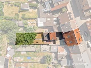 Op zoek naar een ruime woning met karakter? Deze woning biedt een mooie basis voor wie op zoek is naar ruimte én renovatiemogelijkheden.<br /><br />Bij het binnenkomen vindt u een ruime inkomhal, een aangename leefruimte en een aparte eetkamer met toegang tot de veranda en de tuin. Verder beschikt het gelijkvloers over een keuken, een badkamer die in 2016 werd gerenoveerd en een ruime garage met grote poort.<br /><br />Op de eerste verdieping bevinden zich 3 bijzonder ruime slaapkamers van ca. 20 m², 20 m² en 18 m², naast een tweede badkamer.<br /><br />De grote troef van deze woning is de zolderverdieping van ca. 54 m², bereikbaar via een vaste trap. Deze ruimte biedt tal van mogelijkheden en kan worden ingericht met 2 extra ruime kamers of meer.<br /><br />Daarnaast zijn er een kelder en verschillende praktische bergruimtes aanwezig.<br /><br />TROEVEN:<br />• 3 ruime slaapkamers<br />• 2 badkamers<br />• Zolder van ca. 54 m²<br />• Mogelijkheid tot 2 extra kamers<br />• Garage met grote poort<br />• Veranda en tuin<br />• Kelder en veel bergruimte<br />• EPC-label D<br />• Centrale ligging nabij Sint-Gillis en Dendermonde<br /><br />Een ruime karaktervolle woning met veel potentieel, ideaal voor wie een woning volledig naar eigen smaak wil renoveren en tegelijk op zoek is naar extra ruimte voor de toekomst.<br /><br />Interesse? plan uw bezoek in via WWW.WOONVAST.BE of contacteer morgane via morgane@woonvast.be of 0498 60 61 75 voor meer informatie of een bezoek.