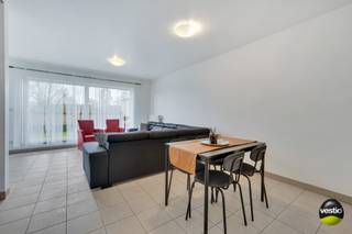 DUPLEXAPPARTEMENT MET 2 SLAAPKAMERS TE HELCHTEREN<br /><br />Dit duplexappartement is gelegen op een rustige locatie vlakbij het centrum van Helchteren met een goede bereikbaarheid naar winkels, scholen, restaurants en de oprit van de E314. Het appartement is gelegen in een kleinschalige residentie ( zonder lift ) met lage, gemeenschappelijke, maandelijkse kosten.<br /><br />Op de eerste verdieping beschikt u over een ruim leefgedeelte opgedeeld in een zithoek, eetruimte aan de achterzijde met toegang tot het ruime, zuidelijk georiënteerde terras. Voorts zijn er nog een keuken, wasplaats/berging, een inkomhal en een gastentoilet.<br /><br />De eerste verdieping heeft op haar beurt een nachtgang, een badkamer en 2 slaapkamers te bieden. Uw wagen kan u stallen op uw ondergrondse autostaanplaats en bergruimte is voorzien in uw privatieve kelderberging of op uw zolderberging.<br /><br />Enkele TROEVEN van dit appartement opgelijst:<br /><br />+ Energiezuinig: EPC is slechts 125 / label B<br />+ Elektriciteit is goedgekeurd<br />+ Ideale investering: appartement is reeds verhuurd<br />+ Duplexappartement 104 m² met 2 slaapkamers<br />+ Ruim, zuidelijk georiënteerd terras<br />+ Autostaanplaats + kelderberging inbegrepen<br />+ Private zolderberging 27 m²<br />+ Slechts 50 euro/maand gemeenschappelijke kosten<br /><br />Kortom, een rustig gelegen, energiezuinig appartement met een ruim terras! Meer info? Contacteer Maarten Delbroek via maarten@vestio.com of bel naar 0471/034804.<br /> 