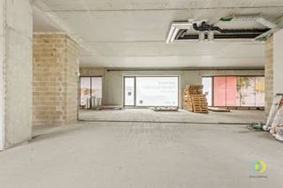 <p><span>Wil jij jouw zaak vestigen op een toplocatie? Dit handelspand aan t Waterzicht, een iconische landmark tussen Zenne en Zeekanaal, biedt alles wat je nodig hebt om te groeien. Omringd door luxueuze appartementen, penthouses en lichtrijke gezinswoningen, en met een prachtig uitzicht op het water, straalt deze locatie kwaliteit en ambitie uit. Met duizenden nieuwe bewoners die zich tegen 2038 in de wijk vestigen, biedt deze buurt een enorm commercieel potentieel. De site combineert wonen en werken, met gevestigde namen zoals Albert Heijn en basisschool Tangram die hier al hun plek hebben gevonden. De bereikbaarheid is ideaal: 4 Fonteinen ligt vlak bij het centrum van Vilvoorde en is eenvoudig bereikbaar per fiets, auto, bus, trein, boot of te voet. Ondergrondse staanplaatsen zijn te koop in aangrenzende gebouwen, en het openbaar vervoer stopt vlakbij. Dit handelspand van 119 m² wordt casco aangeboden, zodat je het volledig naar eigen wens kunt indelen en inrichten. Een buitenkans voor ondernemers die een unieke en strategische locatie zoeken!</span></p><p><span>Weet dat deze ruimte kan gecombineerd worden met (een) andere ruimte(s), indien u nood heeft aan meer oppervlakte.</span></p><p><span> </span></p>