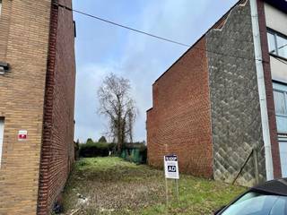 <p><span>Mooi perceel bouwgrond voor stadswoning met tuin in het centrum van Ronse.</span></p><p><span>Vrije plankeuze volgens verkavelingsvoorschriften. Bouwverplichting.</span></p><p><span>Meer info op kantoor.</span></p>