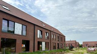 Deze energiezuinige halfopen woning beschikt over 3 slaapkamers en een carport. Het gelijkvloers verwelkomt je met een inkomhal met gastentoilet, een lichtrijke leefruimte en een moderne keuken. Op de eerste verdieping bevinden zich 3 slaapkamers, een badkamer en een apart toilet. De zolder kan naar wens nog verder afgewerkt worden.<br />Meer info? Contacteer ons via 03 808 33 55 of verkoop@wuustwezelhofakker.be<br />
