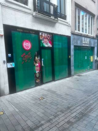 Unieke commerciële opportuniteit op één van de meest gegeerde winkellocaties van Mechelen. <strong>De twee voormalige handelsruimtes (pizzazaak en kapsalon) worden samengevoegd tot één ruime en moderne winkelruimte met een uitzonderlijke gevelbreedte van maar liefst 10 meter en een totale oppervlakte van 104 m² op het gelijkvloers.</strong> De Bruul is de drukste winkelstraat van Mechelen en geniet dagelijks van een zeer hoge passage van shoppers en bezoekers.<br /><strong>Troeven: </strong>Commerciële topligging in het hart van Mechelen. Nieuwe, samengevoegde winkelruimte. Totale oppervlakte: 104 m²<br />Volledig gelijkvloers. Gevelbreedte: 10 meter. <br />Uitstekende visibiliteit en etalagemogelijkheden. Geschikt voor retail, dienstverlening, showroom of conceptstore. Residentieel project boven het handelspand. <br /><strong>Financiële voorwaarden: </strong>Huurprijs: € 4.000 per maand. Nieuw handelshuurcontract. Onroerende voorheffing ten laste van de huurder<br /><strong>Bent u op zoek naar een zichtbare commerciële locatie in dé winkelstraat van Mechelen?</strong> Dan biedt dit pand een uitstekende kans om uw zaak te vestigen op een toplocatie met maximale commerciële uitstraling. Meer informatie of een bezoek ter plaatse? Neem vrijblijvend contact op via info@immodelestre.be of 054 33 62 52. 