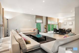 <strong>Ruime hoogwaardig afgewerkte villa (bwjr 2008) gelegen op een toplocatie in het hart van het Park den Brandt<br /></strong>met:<br /><br />- op het gelijkvloers: ruime inkomhal op natuursteen met vestiaire en gastentoilet, lift, doorgang naar riante L-vormige woonplaats op parket met dubbel salon, ruime aansluitende eetplaats en ingerichte TV-kamer (of bureau). Grote, volledig uitgeruste keuken met eethoek. <br /><br />- op de eerste verdieping brede overloop met toegang naar drie ruime slaapkamers met elk hun ensuite badkamer en dressing alsook hoofdslaapkalmer met luxe-badkamer en grote walk-in dressing.<br /><br />- op de tweede verdieping eveneens bereikbaar via de lift, extra slaapkamer met aansluitende douchekamer, grote polyvalente ruimte (fitness, family-room, kantoor, ...) en zolderruimte.<br /><br /><strong>BIJZONDERHEDEN:</strong><br /><span><br />Uitstekend gelegen in prachtige parkomgeving en nabij de zuidelijke invalswegen van de stad<br /></span><span>Zeldzaam EPC label A - 82 kWh/m² (!)<br />Hedendaagse en kwalitatieve architectuur<br /></span><br /><strong>Technieken:<br /><br /></strong>Hoogwaardige cv-installatie op gas<br />Ingebouwde aircoinstallatie rondom <br />Regenwaterrecyclage
