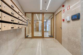 <p>Deze nieuwbouwappartementen met twee slaapkamers in het hart van Leuven bieden een zeldzame combinatie van comfort, licht en een groene woonomgeving. In Burenberg woon je langs de Brusselsestraat, op wandelafstand van het bruisende centrum, maar toch met de rust van een stijlvolle stadssite rondom je.</p><p>De appartementen zijn ontworpen voor wie ruim, praktisch en aangenaam wil wonen. Grote glaspartijen zorgen voor veel natuurlijk licht en brengen het groen van de parktuin visueel naar binnen. De leefruimtes voelen open en rustig aan, met plaats voor een gezellige zithoek, een eetruimte en een keuken die volgens jouw woonstijl kan worden ingericht.</p><p>De twee slaapkamers maken deze appartementen geschikt voor verschillende woonwensen. Denk aan een volwaardige hoofdslaapkamer, een extra kamer voor logees, een bureau of een hobbyruimte. Zo groeit het appartement mee met jouw manier van leven, zonder overbodige complexiteit.</p><p>Buiten vormt de parktuin het groene hart van Burenberg. Deze ruime stadstuin brengt rust in het project en creëert een aangename overgang tussen wonen in de stad en ontspannen in het groen. Afhankelijk van het gekozen appartement geniet je bovendien van mooie zichten op de Leuvense skyline, het park en het historische klooster op de site.</p><p>De ligging is zonder twijfel een grote troef. De Oude Markt, de Muntstraat, de Kruidtuin, Gasthuisberg, winkels, restaurants, cafés, diensten en sportfaciliteiten bevinden zich allemaal op korte afstand. Je woont centraal, maar niet midden in de drukte. Dat maakt Burenberg bijzonder interessant voor wie Leuven echt wil beleven, zonder in te boeten op woonkwaliteit.</p><p>Er zijn nog vier appartementen beschikbaar in dit gegeerde nieuwbouwproject. Zoek je een energiezuinig nieuwbouwappartement met twee slaapkamers in Leuven, op een sterke ligging en met een groene toets, dan is dit een kans die je best niet laat liggen. Neem gerust contact op voor meer informatie of een bezoek ter plaatse.</p>