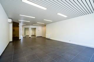 Op een absolute topligging, pal op de Markt van Deinze, vindt u deze gelijkvloerse handelsruimte van 139 m². Dankzij de grote raampartij geniet...