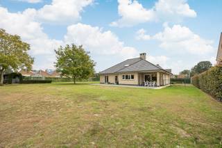 <p><span>Rustig wonen, genieten van ruimte en comfort, met een prachtige tuin als extra troef!</span></p><p><span>Deze verzorgde, vrijstaande bungalow bevindt zich in een aangename en rustige residentiële woonomgeving, op een royaal perceel van maar liefst 1.641 m². <br />Bij het betreden van de woning komt u terecht in een uitnodigende inkomhal die toegang biedt tot de verschillende vertrekken. De lichtrijke leefruimte vormt het hart van de woning en biedt voldoende plaats voor een gezellige zithoek en een ruime eetplaats. De sfeervolle haard zorgt voor extra gezelligheid. Aansluitend bevindt zich de volledig ingerichte keuken, voorzien van ingebouwde toestellen, veel kastruimte en een praktische ontbijthoek.<br />De bungalow beschikt over twee volwaardige slaapkamers en een badkamer uitgerust met een ligbad, douche en wastafelmeubel.</span></p><p><span>Daarnaast biedt de woning heel wat extra functionaliteit dankzij de afzonderlijke wasruimte, een ruime kelder en een bijzonder grote zolder, die tal van mogelijkheden biedt voor opslag of een eventuele extra slaapkamer, mits de nodige vergunningen.</span></p><p><span>Ook buiten heeft deze eigendom heel wat te bieden. De uitzonderlijk ruime tuin vormt een heerlijke plek om in alle rust te ontspannen, te tuinieren of te genieten van het buitenleven. Het terras sluit mooi aan op de woning en biedt uitzicht op het groen.</span></p><p><span>De inpandige garage en de ruime oprit met meerdere parkeerplaatsen zorgen voor bijkomend comfort.</span></p><p><span>Met een EPC-label C beschikt deze woning bovendien over een gunstige energiescore.</span></p><p><span>De belangrijkste troeven:</span></p><ul><li><span>Vrijstaande bungalow in rustige residentiële omgeving</span></li><li><span>Prachtig perceel van 1.641 m²</span></li><li><span>Volledig gelijkvloers wooncomfort</span></li><li><span>Twee ruime slaapkamers & mogelijkheid tot 3de slaapkamer op zolder</span></li><li><span>Lichtrijke leefruimte met sfeervolle haard</span></li><li><span>Volledig ingerichte keuken</span></li><li><span>Afzonderlijke wasruimte</span></li><li><span>Ruime kelder en grote zolder</span></li><li><span>Inpandige garage en meerdere parkeerplaatsen</span></li><li><span>Grote tuin met terras en veel privacy</span></li><li><span>EPC-label C</span></li></ul><p><span>Een unieke opportuniteit voor wie op zoek is naar rustig en comfortabel gelijkvloers wonen, met bijzonder veel ruimte binnen én buiten.</span></p><p><span>Ontdek zelf de mogelijkheden en de charme van deze eigendom tijdens een bezoek!</span></p><p><span> </span></p><p><span>Bekijk ook onze visuele tour: <span>https://web-player.walkly.app/VoT9ChdTkk3ayg4RKdVj/3UlrihYDCU0QlhkcMGDe/ww/public</span></span><span> </span></p>
