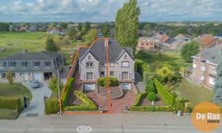 <br />ERPE-MERE - Ruime gezinswoning in het landelijke Mere<br /><br />Deze degelijk gebouwde en goed onderhouden woning geniet van een uitstekende ligging boven het centrum van Mere, op wandelafstand van de kerk, winkels, scholen en het busstation. De nabijheid van de E40 zorgt bovendien voor een vlotte verbinding in alle richtingen. <br /><br />Bij het binnenkomen bevindt u zich in een ruime inkomhal met trap, aansluitend is er een apart bureau en een gezellige, grote woonkamer met eetplaats. De afzonderlijke keuken biedt extra comfort, terwijl de berging en het aparte toilet praktisch zijn ingedeeld. <br />Op de eerste verdieping bevinden zich drie comfortabele slaapkamers en een badkamer uitgerust met bad, toilet en badkamermeubel. Via een vaste trap bereikt u de zolder, waar de mogelijkheid bestaat om extra kamers te creëren. De kelderverdieping biedt plaats aan een technische ruimte met CV-installatie op mazout, een wasruimte, een aparte douche en een inpandige garage. <br />Achteraan de woning kan u genieten van een aangenaam terras met prachtig uitzicht op de achterliggende boomgaard en weide. <br /><br />De opgegeven perceel groottes zijn voorlopig, in afwachting van de definitieve opmeting en splitsing. Daarnaast bestaat de mogelijkheid om een extra tuinperceel van ongeveer 700 m² aan te kopen.<br /><br />Dit is de ideale woning voor gezinnen, handige kopers of iedereen die graag extra ruimte en uitbreidingsmogelijkheden zoekt. Voor meer informatie of een bezoek kan u contact opnemen via info@immoderas.be of 053/60.65.60.