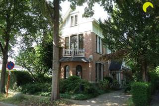 Cette propriété unique et très charmante, convenant comme maison familiale ou pour combiner vie et travail, est située sur un emplacement de choix...