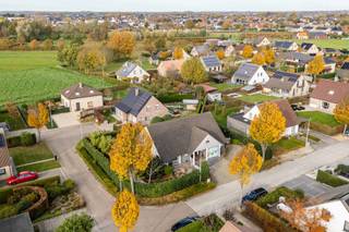 <h3>Te koop: Ruime gezinswoning met praktijkruimte in rustige, kindvriendelijke wijk</h3>
<p>Ontdek deze charmante woning, ideaal gelegen in een <strong>rustige, residentiële buurt</strong> in een <strong>doodlopende straat</strong> — perfect voor gezinnen die houden van <strong>kindvriendelijkheid en privacy</strong>.</p>
<p>Op het <strong>gelijkvloers</strong> word je verwelkomd in een <strong>ruime, lichtrijke living</strong> met prachtig uitzicht op de <strong>mooi aangelegde feng shui-tuin</strong> — een oase van rust en harmonie. De <strong>gezellige keuken</strong> sluit naadloos aan op de <strong>bijkeuken</strong>, voorzien van <strong>koude berging</strong>, <strong>aansluiting voor wasmachine en droogkast</strong> en <strong>handige inbouwkasten</strong> voor extra opbergruimte.</p>
<p>Vanuit de bijkeuken bereik je de <strong>praktijkruimte</strong>, uitgerust met <strong>toilet</strong>, <strong>doucheruimte</strong> en <strong>ruime inkomhal</strong>. Deze polyvalente ruimte heeft ook een <strong>aparte ingang aan de zijkant van de woning</strong>, wat ze ideaal maakt voor een <strong>vrij beroep, kantoor aan huis of gastenverblijf</strong>. De <strong>op maat gemaakte inbouwkasten</strong> zorgen voor een verzorgde, professionele uitstraling.</p>
<p>Op de <strong>eerste verdieping</strong> vind je <strong>drie slaapkamers</strong>, een <strong>apart toilet</strong> en een <strong>badkamer</strong> met <strong>ligbad, douche en dubbele lavabo</strong>. De <strong>masterbedroom</strong> beschikt bovendien over een <strong>praktische dressing</strong> en geeft toegang tot een <strong>afgesloten kantoorruimte</strong> met <strong>keuken en toilet</strong> – een perfecte plek voor wie thuis werkt of vergaderruimte nodig heeft. Ook deze verdieping is bereikbaar via een <strong>aparte inkom aan de zijkant van de woning</strong>.</p>
<p>Buiten geniet je van <strong>alle rust in een groene omgeving</strong>, met een tuin die uitnodigt tot ontspanning.</p>
<p>Dankzij de slimme indeling en meerdere toegangen is deze woning ook <strong>uitstekend geschikt als kangoeroewoning</strong>.</p>
<p>Kortom: een <strong>instapklare, veelzijdige woning</strong> die comfort, functionaliteit en rust op een unieke manier combineert.<br /><br />Deze woning biedt het beste van twee werelden: wonen in alle rust én werken aan huis.<br />Mis deze unieke kans niet en neem vandaag nog contact op met Ruben op het nummer 0479/ 03 90 17 of via e-mail ruben@cornelis-partners.be</p>