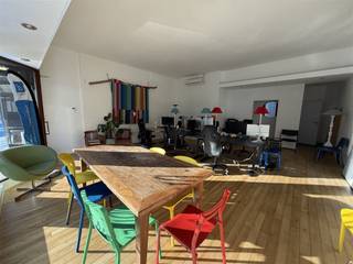 Située à seulement quelques pas de la gare de La Hulpe et de son centre, juste en face de la pharmacie Familia, une belle surface commerciale de +-...