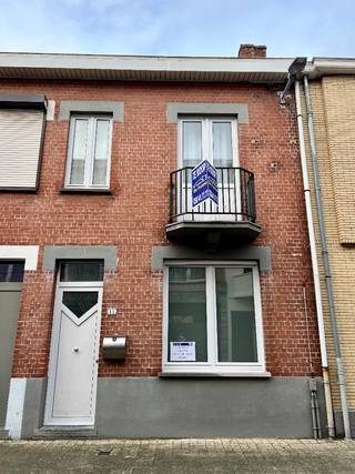 Woonkamer, eetkamer, apparte uitgeruste keuken die aansluit op de veranda. Een tuin met een tuinhuis, badkamer met wastafel, bad en toilet, zolder, kelder en garage inbegrepen.<br /><br />Eerste verdieping twee slaapkamers.<br /><br />Tweede verdieping twee slaapkamers.<br /><br />EPC/label D: 374 kWh/m²