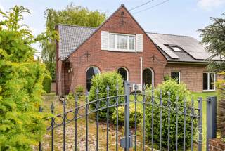 In Herseaux, prachtige 4-gevelvilla met royale volumes!Gelegen op een schitterend perceel van 2.037 m², onderscheidt deze villa zich door haar ruime leefruimtes, aangelegde tuin met vijver en kwalitatieve afwerking. Daarnaast beschikt de woning over 32 zonnepanelen, een echte troef op energetisch vlak.Het gelijkvloers omvat een inkomhal, een grote lichtrijke leefruimte met gashaard, een uitgeruste keuken, een doucheruimte en bergruimtes.Op de verdieping: nachthal, 4 slaapkamers, waarvan één met dressing, complete badkamer met ligbad, inloopdouche, dubbele wastafel en apart toilet.Functionele kelder met wijnkelder, technische ruimte en opbergruimtes.Buiten geniet u van een afzonderlijke dubbele garage in de tuin, privatieve parkeerplaatsen en een aangename groene omgeving met vijver.Comfort: centrale verwarming op gas, airconditioning, dubbele beglazing, elektrische rolluiken, alarmsysteem, regenwaterput en gemotoriseerde garagepoorten.Bewoonbare oppervlakte: 289 m²Perceeloppervlakte: 2.037 m²EPC: B — 150 kWh/m²/jaar
