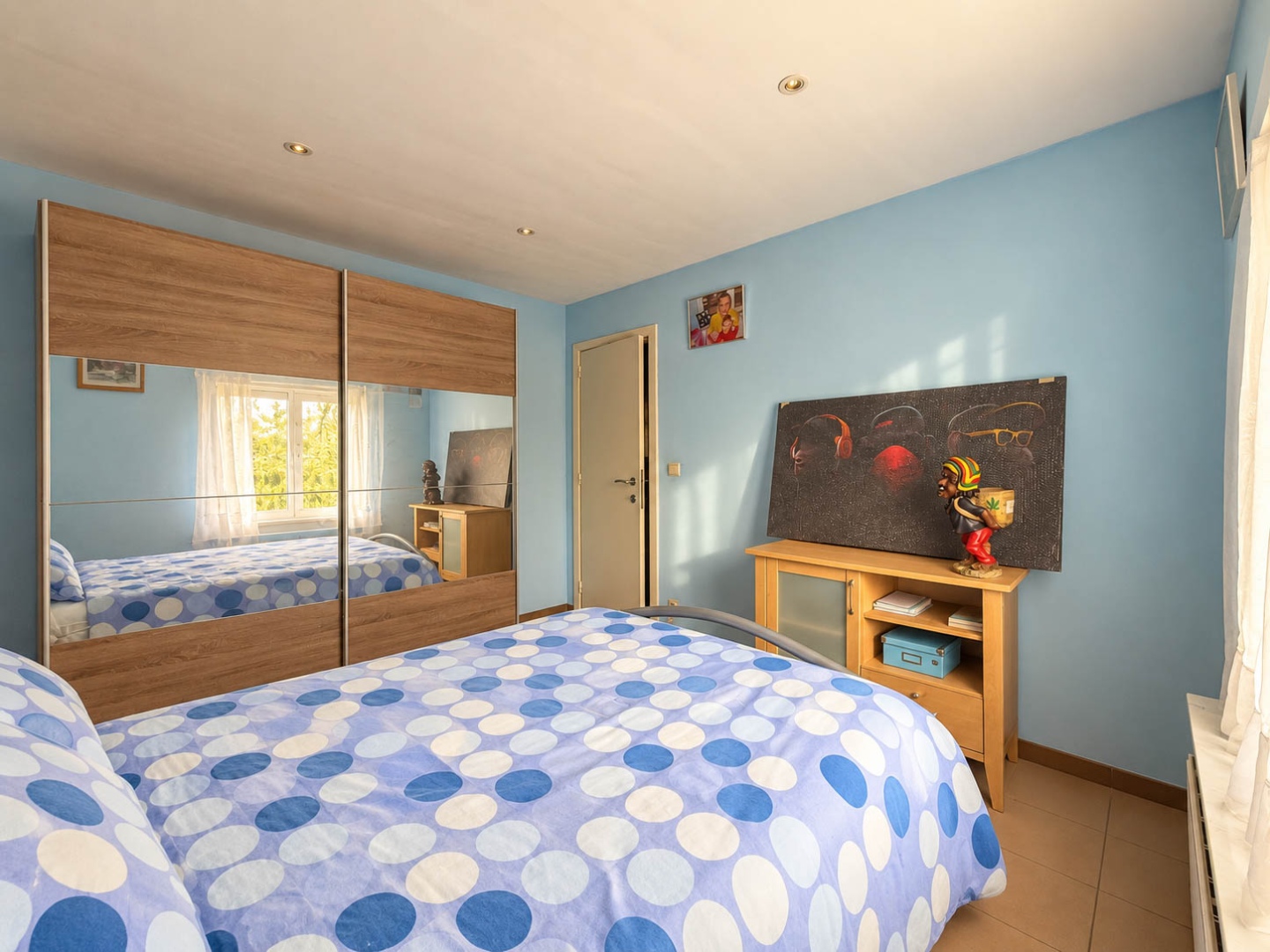 Te koop, 2-slaapkamerappartement met autostaanplaats op centrale ligging te Merelbeke! - foto 4
