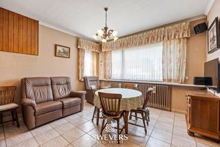 Voor meer info en foto’s, surf naar www.swevers.be – ontdek deze halfopen woning aan de Cartuyvelsstraat 1A in Linter, een ruim renovatieproject met tal van mogelijkheden. De woning, gebouwd in 1963, beschikt over een bewoonbare oppervlakte van 178 m² en biedt een sterke basis om volledig naar eigen smaak te moderniseren. De veranda werd vernieuwd in 1995, de badkamer en het aparte toilet in 2020. Authentieke eiken binnendeuren op het gelijkvloers zorgen voor extra charme. De indeling omvat een ruime en lichtrijke living van 41 m², een eetkamer, functionele keuken, veranda en een aparte bureauruimte, ideaal voor thuiswerk of hobby’s. Op de verdieping bevinden zich vier volwaardige slaapkamers en een vernieuwde badkamer. Daarnaast beschikt de woning over een ruime kelder van 44,85 m², een zolder van ca. 80 m² en een inpandige garage met extra staanplaats buiten. Het perceel van 5 are 88 centiare is noordoost georiënteerd en biedt voldoende ruimte voor een terras, tuin of speelzone. Rolluiken verhogen het comfort. Voor meer informatie, bel 012 699 900. Bron bewoonbare oppervlakte: EPC – verslag. Dit pand is onderworpen aan de renovatieverplichting van de Vlaamse overheid voor residentiële gebouwen (behoudens bij sloop binnen 5 jaar na de aankoop). Consulteer voor meer informatie de website van het Vlaams Energie- en Klimaatagentschap via https://www.vlaanderen.be/een-huis-of-appartement-kopen/renovatieverplichting-voor-residentiele-gebouwen.