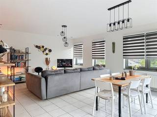 <h2><i><span><strong>Ruim gelijkvloers appartement met 2 slaapkamers, terras en autostaanplaats nabij centrum Dendermonde</strong></span></i></h2><p><span>Op zoek naar een comfortabel appartement waar ruimte, rust en een centrale ligging mooi samenkomen? Dit aangename gelijkvloerse appartement bevindt zich in een kleinschalige en rustige residentie, op wandelafstand van het </span><i><span><strong>centrum van Dendermonde</strong></span></i><span>.</span></p><p><span>De<strong> </strong></span><i><span><strong>ruime woonkamer </strong></span></i><span>geniet van</span><i><span> veel natuurlijke lichtinva</span></i><span>l en sluit aan op de </span><i><span><strong>ingerichte keuken</strong></span></i><span><strong>.</strong> Verder beschikt het appartement over</span><i><span> <strong>twee comfortabele slaapkamers</strong>,</span></i><span> een </span><i><span><strong>badkamer met douche</strong></span></i><span>, een </span><i><span><strong>afzonderlijk toilet</strong></span></i><span> en een</span><i><span><strong> praktische berging.</strong></span></i></p><p><span>Een belangrijke extra troef is het terras met aansluitend een private staanplaats voor de wagen.</span></p><p><span>Dankzij de ligging op het </span><i><span><strong>gelijkvloers </strong></span></i><span>is het appartement bovendien bijzonder toegankelijk en praktisch in gebruik.</span></p><p><span>De locatie is optimaal; winkels, scholen, medische voorzieningen en het openbaar vervoer bevinden zich op wandelafstand.</span></p><p><span>De verwarming gebeurt op aardgas en het appartement beschikt over een gunstige</span><i><span><strong> EPC</strong></span></i><span>-score label</span><i><span><strong> B</strong></span></i><span> .</span></p><p><span>Een </span><i><span><strong>ruim en comfortabel appartement</strong></span></i><span> op een centrale locatie, ideaal voor wie gelijkvloers wil wonen met een vlotte bereikbaarheid en gunstig wooncomfort.</span></p><p><span><strong>Beschikbaar vanaf 15 november 2026. Huur </strong>(appartement met staanplaats)<strong> : 820€ + 75€ gemeenschappelijke kosten</strong></span></p><p><span>Kom dit gelijkvloers appartement ontdekken tijdens ons<strong><u> bezoekmoment </u></strong>op </span><i><span><strong>woensdag 9 september</strong></span></i><span> van </span><i><span><strong>19u tot 20u</strong></span></i></p><p><span> enkel op afspraak! </span></p><p><span>Boek uw afspraak online | </span><span>info@rented.be</span><span> | 078 482000 | </span><span>www.r-vastgoed.be</span><span> </span></p>