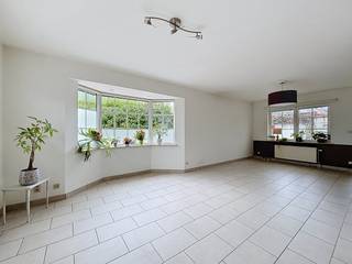 Op zoek naar een <strong>ruime gezinswoning</strong> in Melsele? <br /><br />Bij het binnenkomen kom je in de inkomhal met apart toilet.<br />Aansluitend bevindt zich de lichtrijke leefruimte met de keuken, die uitkijkt op de tuin. Naast de keuken is er een aparte berging voorzien.<br /><br />Op de eerste verdieping bevinden zich <strong>twee ruime slaapkamers</strong> en een badkamer met douche, lavabomeubel en toilet.<br /><br />De tweede verdieping omvat een<strong> derde slaapkamer</strong> en een extra kamer die kan worden ingericht als bureau of hobbyruimte.<br />Daarnaast is er op deze verdieping ook nog een aparte berging aanwezig.<br /><br />Buiten beschikt de woning over een ruime oprit, <strong>een garage</strong> en een gezellig <strong>tuintje</strong>.<br /><br /><strong>Praktische informatie:</strong>
<ul>
<li>Beschikbaar vanaf 1/11/2026</li>
<li>Huurwaarborg: 3 maanden huur (€3.900-)</li>
<li>Combi ingaande + uitgaande plaatsbeschrijving: € 342,5,- incl. 21 % BTW (per partij)</li>
</ul>
Interesse? Neem gerust contact op voor meer informatie of een bezoek ter plaatse.<br /><br />Neem een kijkje op www.immoselekt.be voor ons volledige huuraanbod.