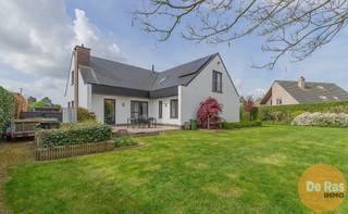 EERSTE BEZOEKDAG VRIJDAG 1 MEI VAN 10u TOT 14u (ENKEL OP AFSPRAAK!)<br /><br />MASSEMEN – Op zoek naar ruimte, comfort en rust? Deze perfect onderhouden open bebouwing in een kindvriendelijke omgeving heeft het allemaal. Met een bewoonbare oppervlakte van ca. 300 m² geniet u hier van een uitzonderlijk ruim en lichtrijk geheel.<br /><br />De gezellige woonkamer met gashaard en grote raampartijen vormt het hart van de woning, terwijl de volledig geïnstalleerde keuken met ontbijthoek uitnodigt tot lange, gezellige momenten. Op het gelijkvloers vindt u bovendien en ruime inkomhal met gastentoilet, een nachthal, 2 verzorgde slaapkamers, een vernieuwde badkamer voorzien van alle comfort, een extra apart toilet, een ingerichte dressing, een praktische berging/wasruimte en een ruime inpandige garage voorzien van een sectionale poort en een nieuwe epoxyloer.<br /><br />Op de verdieping wachten nog 2 volwaardige slaapkamers, waaronder een masterbedroom met privé dakterras, een tweede ruime badkamer, een apart toilet, een polyvalente ruimte (ideaal als bureau of hobbykamer) en een zeer praktische zolderkamer.<br /><br />Buiten geniet u in alle privacy van een prachtig aangelegde tuin met twee terrassen – perfect om te ontspannen of gasten te ontvangen.<br /><br />Dankzij 12 zonnepanelen, centrale verwarming op aardgas, dubbele beglazing, zonneluifel en een alarmsysteem is ook aan comfort en energiezuinigheid gedacht.<br /><br />Gelegen nabij winkels, scholen, openbaar vervoer en invalswegen met een vlotte verbinding naar de E40.<br /><br />Bent u op zoek naar een instapklare, uitzonderlijk ruime gezinswoning op een toplocatie. Maak dan snel uw afspraak en laat u verrassen door de ruimte en mogelijkheden van deze prachtige en perfect onderhouden woning!<br /><br />Voor info of bezoek: 053/60.65.60<br /><br />De vermelde prijs is een richtprijs. Na ontvangst van de biedingen beslist de verkoper vrij om al dan niet over te gaan tot verkoop en aan welk bod. De richtprijs is niet bindend.