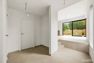 Bezoekdag 26/9, boek uw bezoek via www.polares.eu <br /><br />Deze exclusieve én instapklare halfopen nieuwbouwwoning combineert hedendaagse architectuur met uitzonderlijke volumes, veel lichtinval en een hoogwaardige afwerking. De woning onderscheidt zich door haar indrukwekkende vide boven de leefruimte, grote raampartijen en een doordachte indeling die perfect aansluit bij het moderne gezinsleven.<br /><br />Op het gelijkvloers betreedt u de woning via een ruime inkomhal met vestiaire en gastentoilet. Verder vindt u een praktische berging en een stijlvolle open leefruimte waar keuken, eetplaats en zithoek naadloos in elkaar overvloeien. De grote glaspartijen zorgen voor een overvloed aan natuurlijk licht en bieden een prachtig zicht op het terras en de tuin. Van dit zicht kan je zowel genieten vanuit de keuken/eetkamer als vanuit de hoger gelegen leefruimte als vanuit de slaapkamer op de 2e verdieping.<br /><br />De eerste verdieping biedt een unieke leefverdieping met vide, waardoor een bijzonder ruimtelijk gevoel ontstaat. Hier bevinden zich een royale master bedroom met aansluitende dressing, een eerste badkamer en een apart toilet. Daarnaast creëert de open leefruimte op deze verdieping tal van mogelijkheden als lounge, bureau of tv-kamer.<br /><br />Op de tweede verdieping bevinden zich nog drie volwaardige slaapkamers, een tweede badkamer en een derde apart toilet, ideaal voor gezinnen of wie extra ruimte wenst voor hobby's, thuiswerk of logees.<br /><br />Ook op technisch vlak voldoet de woning aan de hoogste normen. Zo geniet u van vloerverwarming via een lucht-waterwarmtepomp, ventilatie type D met warmterecuperatie en 12 zonnepanelen voor een energiezuinig en toekomstgericht wooncomfort.<br /><br />Buiten beschikt u over een zonnig terras, een aangelegde tuin en een private oprit, terwijl de rustige ligging nabij Leuven, scholen, openbaar vervoer en natuurgebieden zorgt voor een ideale combinatie van bereikbaarheid en woonkwaliteit.<br /><br /><br />6% BTW mogelijk op de constructie, 12% registratie op de grond.