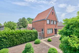 Te renoveren gezinswoning met 3 à 4 slaapkamers op een perceel van 710 m², rustig gelegen nabij het centrum van Leopoldsburg. Deze charmante woning uit 1957 biedt tal van mogelijkheden voor wie op zoek is naar ruimte en renovatiepotentieel. Met 3 volwaardige slaapkamers, een ruime zolder die kan worden ingericht als 4de slaapkamer, een diepe oprit en garage vormt dit pand de ideale basis voor een eigentijdse gezinswoning.
Rustige ligging met winkels, scholen en openbaar vervoer op korte afstand.
