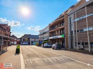 Ontdek dit prachtig onderhouden en instapklare triplex-appartement met lift in het hartje van Begijnendijk. Je geniet van een royale en lichtrijke woonkamer met aansluitend groot terras en een uitgeruste keuken. <br />De drie volwaardige slaapkamers waarvan één met terras en de multifunctionele zolder die perfect dienst kan doen als bureau of dressing zorgen voor alle nodige ruimte . Het appartement werd volledig gerenoveerd in 2019.<br />Gelegenheid om te parkeren vind je op de openbare parkings die vlak naast het gebouw gelegen zijn, de centrale ligging op wandelafstand van winkels scholen en het openbaar vervoer zijn mooie troeven voor dit appartement.<br />Gemeenschappelijke kosten bedragen 75 euro/maand<br />CV en drinkwater worden maandelijks betaald (140 euro/maand) en afgerekend op het einde van het jaar.<br /><br /><u><strong>Indeling:</strong></u><br /><u><strong>3e verdiep:</strong></u> inkomhal, woonkamer, terras, keuken, apart toilet<br /><u><strong>4e verdiep:</strong></u> nachthal, slaapkamer 1, slaapkamer 2, badkamer, slaapkamer 3 met terras, apart toilet, wasplaats<br /><u><strong>zolder:</strong></u> dressing- home office<br /><strong><u>gelijkvloers:</u></strong> gemeenschappelijke berging<br /><br /><br /><br />Is jouw interesse gewekt? Neem dan vandaag nog contact op met verhuur@immopersyn.be of 013 444 008