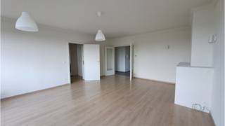 <strong>Ruim 2-slaapkamerappartement</strong> met <strong>TERRAS</strong>, rustig gelegen in Kristus-Koning, een aangename residentiële woonwijk net buiten het centrum van Brugge. <br />Uitstekende ligging vlakbij Scheepsdale brug, de ring, supermarkt, diverse winkels en openbaar vervoer!<br />+ Zeer vlotte verbinding naar centrum Brugge!<br />+ Energielabel C!<br />+ Afzonderlijke tellers!<br />+ Uitstekende mobiscore 9,2 op 10!<br /><strong>+ Mogelijkheid tot bijhuren garage aan 95 euro / maand!</strong><br /><br />Omvat een ruime inkom, ruime lichtrijke living, keuken, berging, 2 slaapkamers, badkamer met douche en voorziening wasmachine, balkonterras, kelderberging en een gemeenschappelijke fietsenberging. <br />Kosten : + 70 euro / maand voorschot syndic.<br />#leukwonen #brugge #kriko<br /><br />Beschikbaar 1 oktober 2026