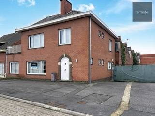 De woning gelegen aan de buitenrand van Waregem bestaande uit ruime inkomhal met vestiaire en apart toilet, living met mogelijkheid open haard/pelletkachel, basic uitgeruste keuken, badkamer beneden met ligbad/douche, lavabomeubel en aansluiting wasmachine, 3 slaapkamers op de 1ste verdieping + apart toilet,  2de verdieping is ruime zolder, zeer ruime kelderberging, koer met aanpalende ingang naar klein magazijn, koer/terras, op de 1ste verdieping kleine veranda en dakterras en verschillende autostaanplaatsen aan de woning.<br /><br />- Gelegen nabij invalswegen Waregem ;<br />- Verwarming op aardgas ;<br />- Winkels en scholen in de buurt ;<br />- Magazijn enkel te bereiken via zijdeur ;<br />- Onmiddellijk beschikbaar ;<br /><br />Voor meer info of bezoek gelieve ons kantoor te Waregem te contacteren op 056/ 60.33.66 ; 