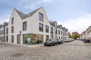 Dit 2 slaapkamer appartement te koop is gelegen in de Anuntiatenstraat te centrum Brugge in het rustige Sint-Gillis kwartier. Op enkele minuten wandelen van de markt, handelszaken en openbaar vervoer én toch rustig, wat uniek is in de binnenstad.Indeling:- inkomhall met toilet- berging met technieken- leefruimte met volledig uitgeruste open keuken- terras met Zuid-West oriëntatie- slaapkamer 1 met toegang tot de badkamer met inloopdouche, dubbel lavabomeubel en aansluiting wasmachine- slaapkamer 2 / bureau / dressingMogelijkheid tot het aankopen van een ondergrondse garagebox (€60.000). Troeven:- centrale ligging in de Brugse binnenstad- hoogwaardige afwerkingsgraad- parkeren in de residentie is mogelijk- fietsenberging- BEN-woning -&gt; fiscale voordelen op onroerende voorheffingAlgemeen- aankoop onder registratierechten + BTW- tarief 6% BTW is mogelijk (ook voor verhuurders)Op zoek naar een appartement met terras te koop in de Brugse binnenstad? Zoek niet verder en vraag snel uw bezoek aan.
