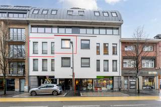 <p><strong>Dit gezellig en instapklaar appartement met 2 slaapkamers situeert zich in “Residentie Delvaux” op de 2<sup>de</sup> verdieping, pal in het centrum van Mol. </strong></p>
<p>Verschillende faciliteiten zoals winkels, scholen, openbaar vervoer (station op 100m), sportcentra... treft men op wandel- en fietsafstand.</p>
<p><strong>INDELING </strong></p>
<p>De inkomhal is voorzien van vestiaire ruimte alsook een gastentoilet.</p>
<p>Verder treft men de aangename leefruimte met achterliggende eethoek van maar liefst 45m². De parketvloer creëert een warme & gezellige sfeer.</p>
<p>De keuken beschikt over veel natuurlijk lichtinval en alle benodigde, hedendaagse toestellen (keramisch kookvuur, vaatwasmachine, combi-oven, ijskast, dampkap). Aansluitend treft men de berging met aansluiting voor de wasmachine.</p>
<p>De nachthal is voorzien van een dressing en biedt toegang tot de badkamer (inloopdouche, ligbad, dubbele lavabo, toilet, spiegel- en opbergkasten). Verder zijn er nog 2 slaapkamers 18m² en 16,5m²), waarvan de kleinste toegang verleent tot het overdekt, Zuidwest georiënteerd terras.</p>
<p>Tenslotte is behoort er ondergronds nog een autostandplaats alsook berging tot het appartement.</p>
<p><strong>BIJZONDERHEDEN </strong></p>
<p>Lift aanwezig</p>
<p>Zeer gunstig EPC (B-label)</p>
<p>Ondergronds: autostandplaats + berging (sectionale poort)</p>
<p>Gemeenschappelijke forfaitaire kost: €50,00 per maand</p>
<p>Kosten voor verwarming, elektriciteit en water vallen ten laste van de huurder</p>
<p>Beschikbaar vanaf 01 september 2026</p>
<p>Inclusief verlichting- en raamdecoratie</p>