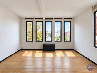 <p><span>Informations sur l'appartement</span></p><p><span>Vous recherchez un appartement chaleureux et lumineux offrant une belle vue à Anvers ? Ce charmant appartement d’une chambre d’environ 55 m², situé au 2 de la Museumstraat, allie une ambiance chaleureuse à un emplacement idéal dans le quartier du Zuid. Il donne sur le Zuidpark et vous permet de profiter d’un cadre verdoyant en plein cœur de la ville. Le salon se distingue par ses hautes fenêtres, qui laissent entrer une lumière agréable et créent une sensation d’espace. Le beau parquet confère à la pièce un cachet supplémentaire et constitue une base chaleureuse pour un coin salon et salle à manger convivial. La cuisine ouverte communique avec le salon et est équipée d’un plan de travail pratique, d’un évier, d’une plaque de cuisson et d’une hotte. Vous pouvez ainsi rester en contact avec vos invités tout en cuisinant.La chambre séparée dispose également d’un parquet et est équipée de grands placards intégrés. Ceux-ci offrent un vaste espace de rangement et contribuent à garder la pièce calme et bien rangée. La salle de bains est équipée à la fois d’une baignoire, d’une douche séparée et d’un meuble-lavabo. L’appartement dispose en outre de toilettes séparées. Son emplacement est également un atout majeur : avec le Zuidpark à deux pas, vous disposez de tout l’espace nécessaire pour vous promener, vous détendre ou simplement profiter de la verdure. Des cafés conviviaux, des restaurants, des magasins et des lieux culturels viennent compléter le charme de la vie dans le quartier Zuid d’Anvers. Un chez-soi agréable pour ceux qui apprécient la lumière, le cachet et un emplacement central !</span></p><p><span>Agencement</span></p><ul><li><span>Spacieux espace de vie lumineux avec cuisine ouverte (env. 25 m²) au parquet.</span></li><li><span>Cuisine ouverte équipée d’un lave-vaisselle, d’une plaque à induction, d’une hotte aspirante et d’un réfrigérateur avec compartiment congélateur.</span></li><li><span>Chambre 1 (environ 12 m²) avec parquet.</span></li><li><span>Salle de bains équipée d'une baignoire avec douche intégrée, d'une douche et d'un meuble-lavabo.</span></li></ul><p><span> </span></p><p><span>'s supplémentaires</span></p><ul><li><span>Parquet dans tout l'appartement, carrelage dans les pièces humides.</span></li></ul><p><span> </span></p><p><span>Informations sur la location</span></p><ul><li><span>Disponibilité : immédiate.</span></li><li><span>Loyer : 1 180 EUR/mois.</span></li></ul><ul><li><span>Charges : 15 EUR/mois : consommation des parties communes.</span></li><li><span>Forfait eau : 35 EUR/mois.</span></li><li><span>Compteur d'électricité individuel.</span></li><li><span>Caution : 3 mois.</span></li><li><span>Souscription obligatoire d’une assurance couvrant les dégâts des eaux et les incendies pour le locataire.</span></li><li><span>Établissement de l'état des lieux d'entrée : 175 EUR HT par partie.</span></li></ul><p><span> </span></p><p><span>Immeuble</span></p><ul><li><span>Immeuble bien entretenu, abritant au rez-de-chaussée la boulangerie Dellafaille. </span></li><li><span>Immeuble en très bon état. </span></li><li><span>Pas d'ascenseur.</span></li><li><span>Interphone disponible.</span></li></ul><p><span> </span></p><p><span>Situation</span></p><ul><li><span>Situé dans le quartier animé d'Anvers-Sud, avec vue sur le Zuidpark !</span></li><li><span>À quelques pas du KMSKA, des places animées, des cafés et des restaurants.</span></li><li><span>Commerces et commodités quotidiennes à portée de main.</span></li><li><span>Transports en commun et stations Velo accessibles à pied.</span></li><li><span>Parking souterrain Kooldok à proximité.</span></li></ul><p><span> </span></p><p><span> </span></p><p><span>*Les informations contenues dans cette brochure sont fournies à titre indicatif : il appartient aux locataires potentiels de se charger eux-mêmes de l'obtention, de la vérification et de l'interprétation de ces informations.</span></p><p><span> </span></p>